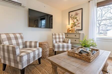 Downtown Luxury Farmhouse Apartment #4 West Dundee Екстер'єр фото